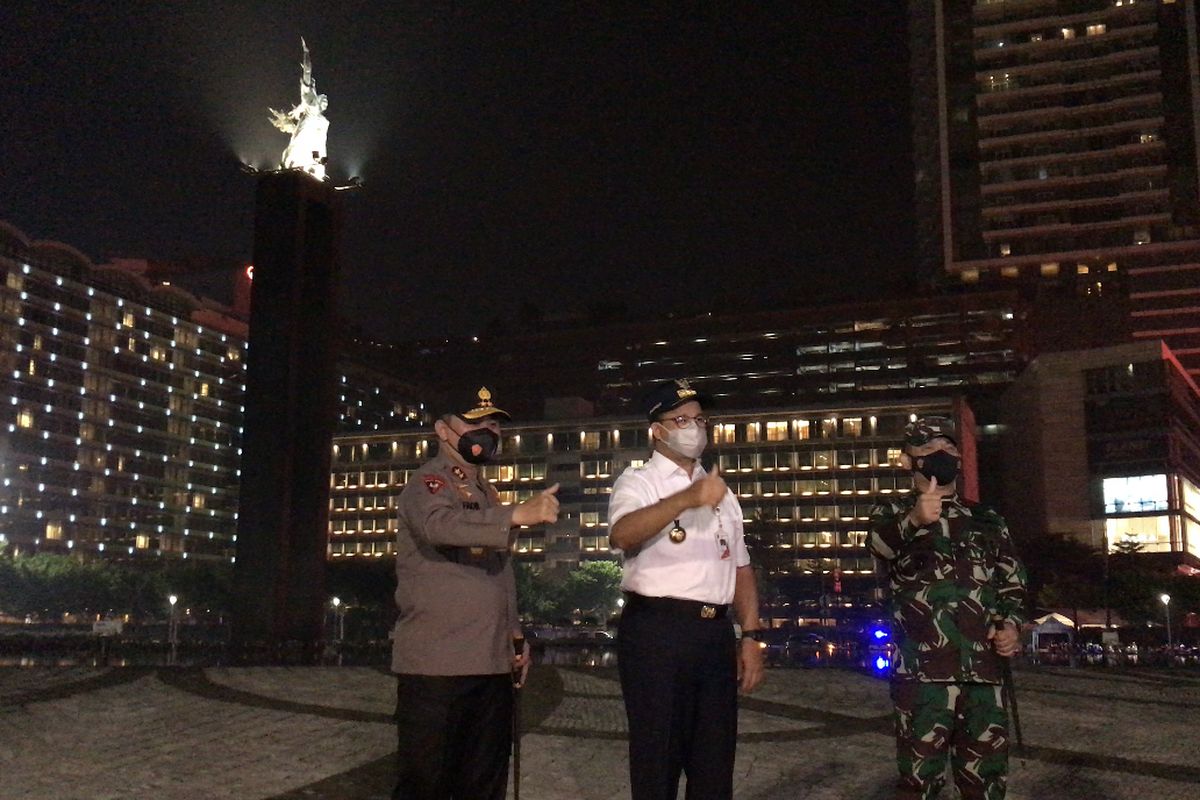 Gubernur DKI Jakarta, Anies Baswedan; Kapolda Metro Jaya, Irjen Fadil Imran; dan Pangdam Jaya, Mayjen Dudung Abdurachman di Bundaran Hotel Indonesia, Jakarta Pusat pada Rabu (12/5/2021) malam.