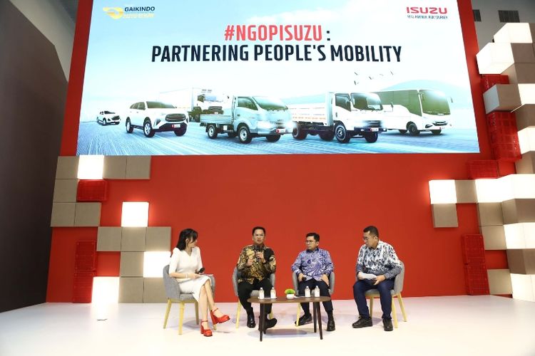 (Ki-Ka) Kepala Dinas Perhubungan DKI Jakarta Syafrin Lupito, Direktur Utama Transjakarta Welfizon Yuza, dan Business Strategy Division Head IAMI Rian Erlangga pada acara &ldquo;NGOPISUZU: Partnering People's Mobility&rdquo; (29/7/2025) di booth Isuzu pada rangkaian acara GIIAS 2025. 