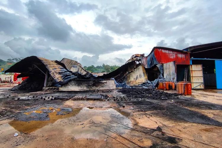 PT Kepri Indo Plastik yang merupakan pabrik pembuatan styrofoam yang ada di kawasan Telaga Punggur, Kecamatan Nongsa, Batam, Kepulauan Riau hangus terbakar.
