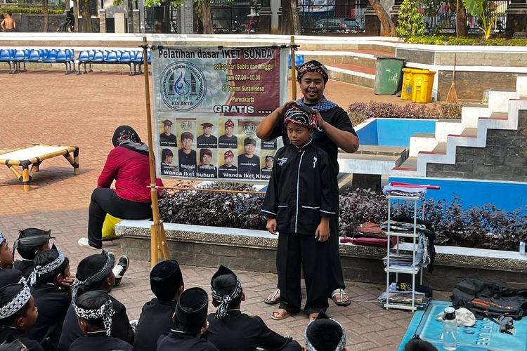 Merawat Iket Sunda, Agus Ajarkan Warisan Leluhur kepada Anak-anak Purwakarta
