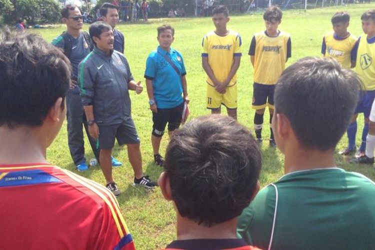 Pelatih tim nasional U-19 Indonesia, Indra Sjafri (kiri) memberikan pengarahan ketika seleksi pemain daei Asosiasi Provinsi PSSI DKI Jakarta di lapangan Wisma Aldiron, Jakarta Selatan pada Kamis (23/2/2017) sore. 