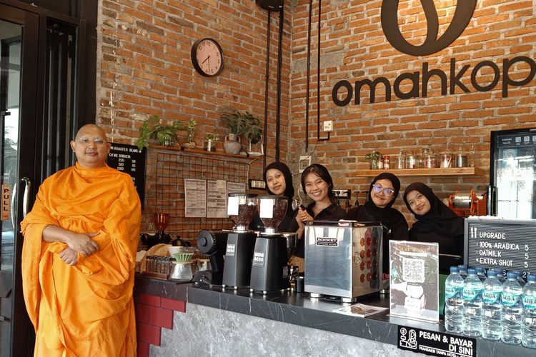 Hotel Penuh dan Kafe Ramai Saat Waisak, QRIS Jadi Andalan Transaksi di Borobudur