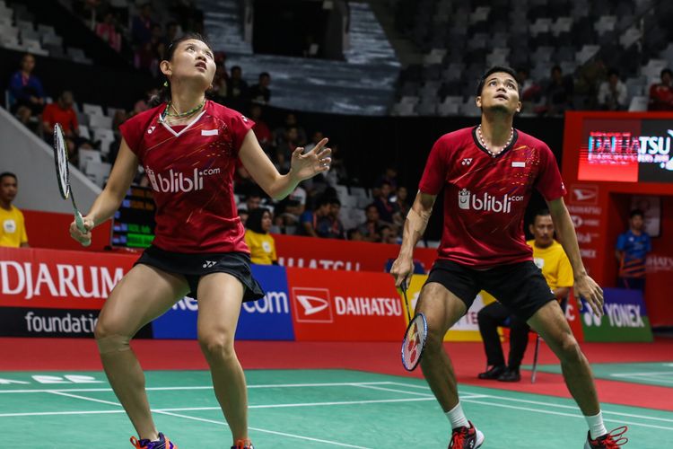 Ganda campuran Indonesia Ricky Karanda Suwardi (kanan) dan Debby Susanto mengembalikan bola ke arah pasangan asal Hong Kong Lee Chun Hei Reginald dan Chau Hoi Wah dalam laga babak pertama Indonesia Master di Istora Senayan, Jakarta, Selasa (23/1/2018). Pasangan ganda campuran Indonesia Ricky Karanda Suwardi Debby Susanto menang dengan tiga gim 15-21, 21-12, dan 21-10. 