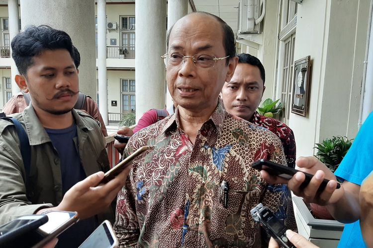 Ketua Senat Akademik UGM Hardyanto saat menemui wartawan usai mendengarkan klarifikasi dari Fathur Rokhman terkait aduan dugaan plagiarisme