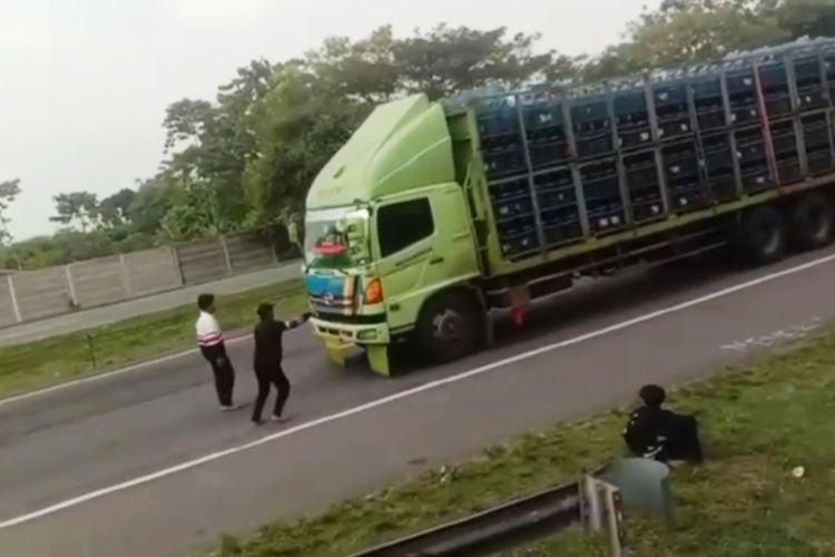 Viral Video Aksi Nekat Sekelompok Remaja Stop Truk di Tol Tangerang- Merak