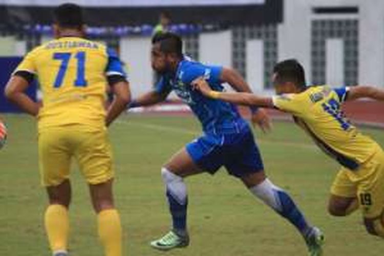 Aksi Zulham Zamrun dalam laga Persib Bandung kontra Persiba Balikpapan di Stadion Wibawa Mukti, Bekasi, Sabtu (1/10/2016). Pada laga ini Maung Bandung menang dengan skor tipis 2-1.