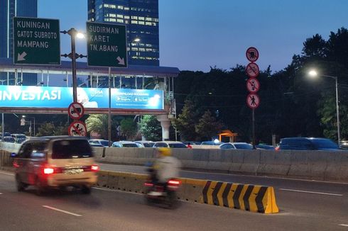 Pengendara Motor Lawan Arus di JLNT Casablanca, Diduga Hindari Polisi di Ujung Jalan