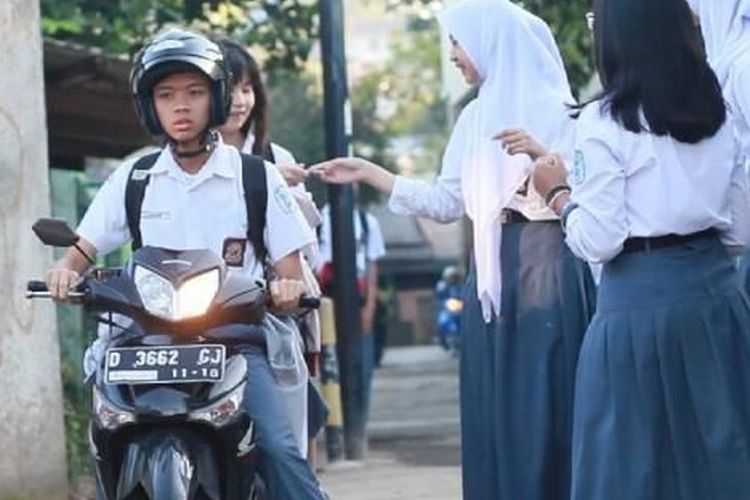 Mulai Maret lalu, siswa bermotor di SMAN 19, Bandung, diizikan masuk gerbang sekolah bila mereka memiliki Surat Izin Mengemudi (SIM)