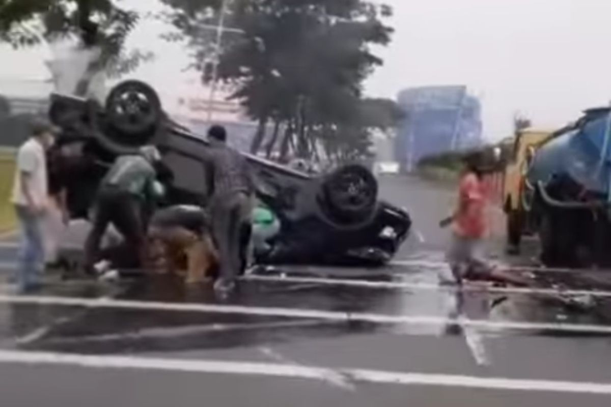 Kecelakaan beruntun melibatkan tiga kendaraan terjadi di Jalan Pahlawan Seribu, Lengkong Gudang, Serpong, Tangerang Selatan pada Rabu (26/7/2023) pagi. Akibatnya, lima orang terluka akibat insiden tabrakan yang melibatkan truk tangki air, minibus Toyota Innova dan sepeda motor Honda Beat.