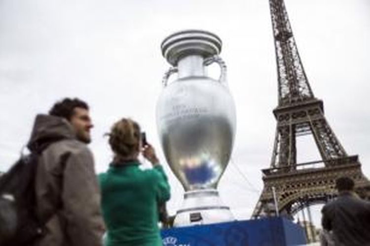 Replika trofi Henri Delauney dipamerkan di dekat Menara Eiffel, Paris, 23 Juni 2013.