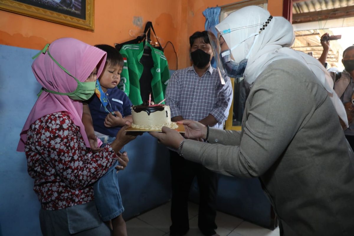 Menteri Ketenagakerjaan Ida Fauziyah memberikan kue ulangtahun kepada salah satu anak pekerja/buruh yang telah menerima bantuan subsidi gaji, di Cikarang, Jawa Barat, Kamis (17/9/2020).
