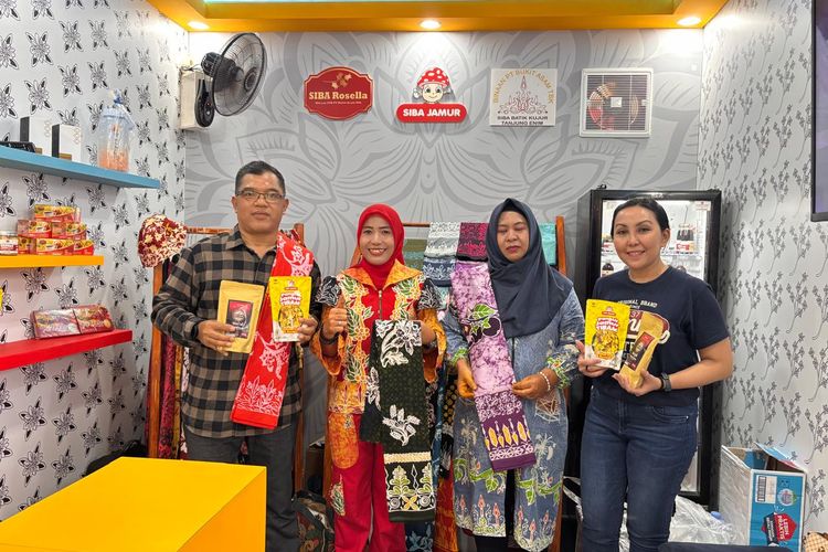 Pengrajin Batik Kujur Tanjung Enim, bersama PT Bukit Asam di acara Langkah Membumi Festival 2024