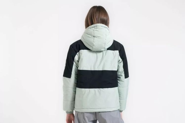 DELIRIUM Crinkle Danville Tape Hooded Down Jacket hadir dengan material taslan crinkle yang ringan namun tetap kokoh. 