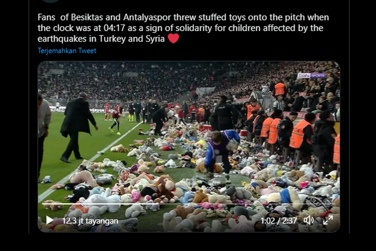 Suporter Besiktas Lempar Ribuan Boneka ke Lapangan, Ini Alasannya