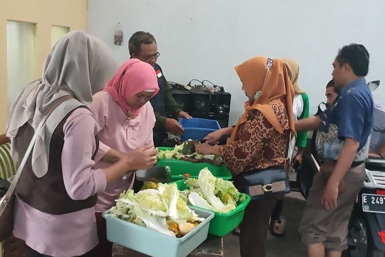 Dinas Perikanan dan Peternak (DPP) Kabupaten Kuningan, peternak sapi perah, serta Komunitas Eco-Enzym, bersama-sama memproduksi cairan ekoenzim di kantor Dinas DPP, Selasa (21/6/2022)