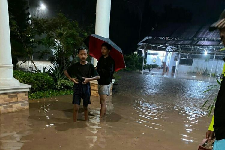 Banjir bandang menggenangi ruas jalur trans Sulawesi di Kabupaten Bantaeng, Sulawesi Selatan. Jumat, (12/6/2020).