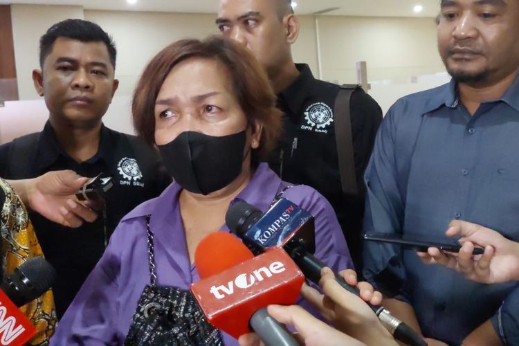 Salah satu keluarga warga negara Indonesia (WNI) yang diduga menjadi korban tindak pidana perdagangan orang (TPPO) sindikat penipuan kerja di Myanmar, inisial I (53) di Lobi Bareskrim, Jakarta, Selasa (2/5/2023).