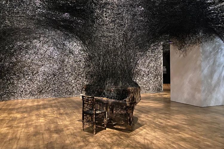 In Silence, salah satu instalasi dalam pameran Chiharu Shiota: The Soul Trembles di Museum MACAN, 26 November - 30 April 2023. 