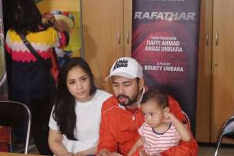 Raffi Ahmad bersama istrinya, Nagita Slavina dan anaknya, Rafathar Malik Ahmad saat menggelar jumpa pers film Rafathar The Movie di Studio Hanggar, Pancoran, Jakarta Selatan, Senin (5/11/2016).