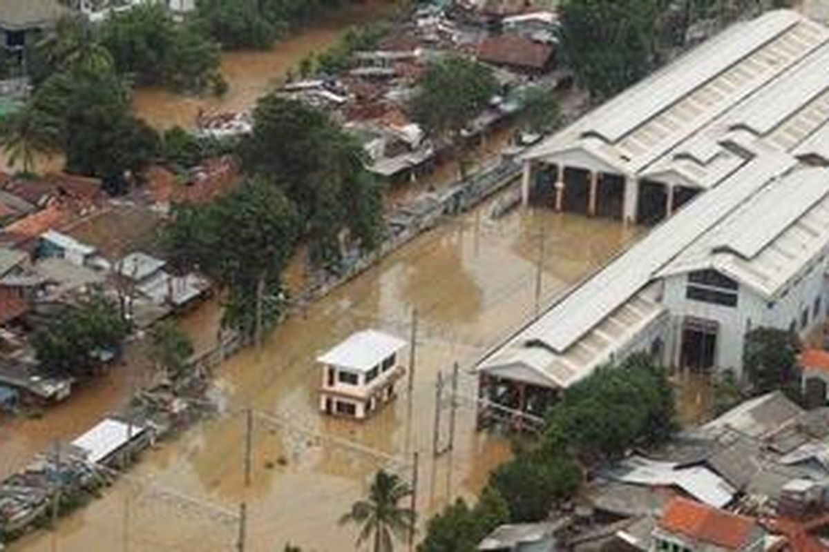 Stasiun Bukit Duri dan pemukiman sekitarnya tampak terendam banjir, Jakarta, Rabu (16/1/2013). Lewat pantauan udara bersama Polisi Udara Polda Metro Jaya dengan pilot Akp Ali Hasby, penerbang Suparno, dan Mekanik Briptu Agus Tri, dan TMC  Akp M.Salim Margie, tampak sejumlah lokasi di Das Sungai Ciliwung, dan Sungai Pesanggrahan terendam. Kemacetan tak terhindarkan di sejumlah ruas jalan.