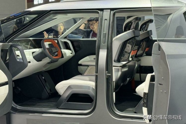 Pikap listrik kabin ganda buatan Dongfeng yang diyakini terinspirasi dari Tesla Cybertruck