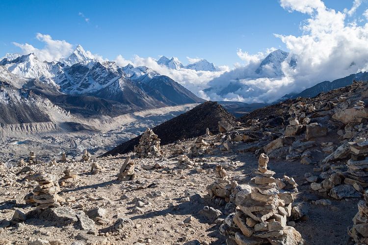 Pemandangan Gletser Khumbu, Ama Dablam, Kangtega, Thamserku dan puncak gunung lainnya di Zona Everest Sagarmatha di Nepal, Himalaya. Dampak perubahan iklim menyebabkan gletser Himalaya mencair lebih cepat.
