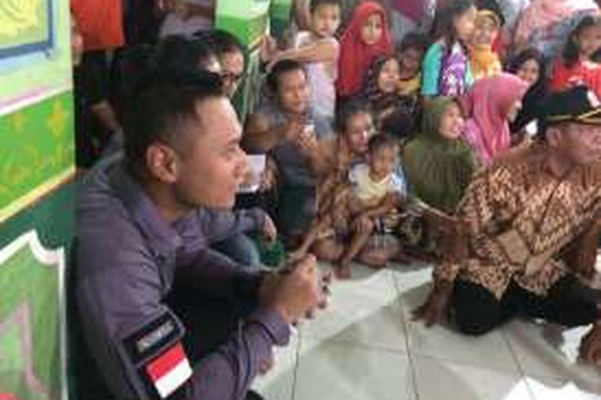 Bakal calon gubernur DKI Jakarta, Agus Harimurti Yudhoyono menyambangi Kampung Rawa Badung, Jatinegara, Cakung, Jakarta Timur, Kamis (13/10/2016). 