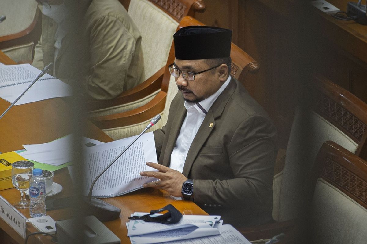 Menteri Agama Yaqut Cholil Qoumas menyampaikan paparan saat rapat kerja dengan Komisi VIII DPR di kompleks Parlemen, Senayan, Jakarta, Senin (18/1/2021). Selain mengevaluasi pelaksanaan APBN tahun anggaran 2020, rapat tersebut juga membahas isu-isu aktual, salah satunya dalam penyelenggaraan haji dan umroh pada 2021 di tengah pandemi COVID-19. ANTARA FOTO/Aditya Pradana Putra/rwa.