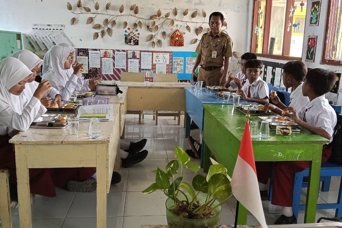 Saat para siswa di salah satu sekolah di Kecamatan Gayam, Pulau Sepudi, Sumenep, Jawa Timur, menikmati menu MBG. 
