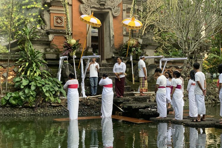 Tradisi Melukat di TMII Diikuti 200 Peserta, Ini Makna dan Prosesnya