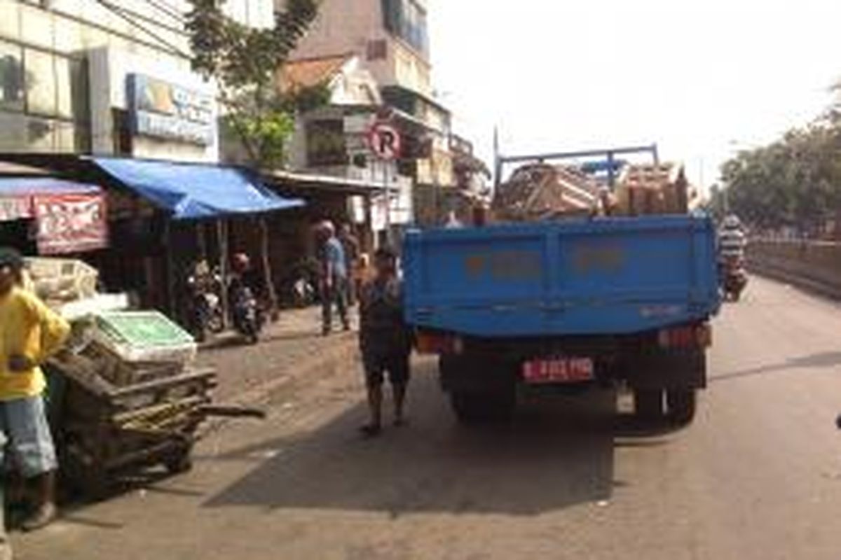 Satuan Polisi Pamong Praja.melakukan.tindak tegas pada para PKL Pasar Minggu. Para petugas Satpol PP mengambil barang dagangan mereka dan tidak mengembalikannya pada pedagang, Pasar Minggu, Jakarta, Senin (12/8/2013).