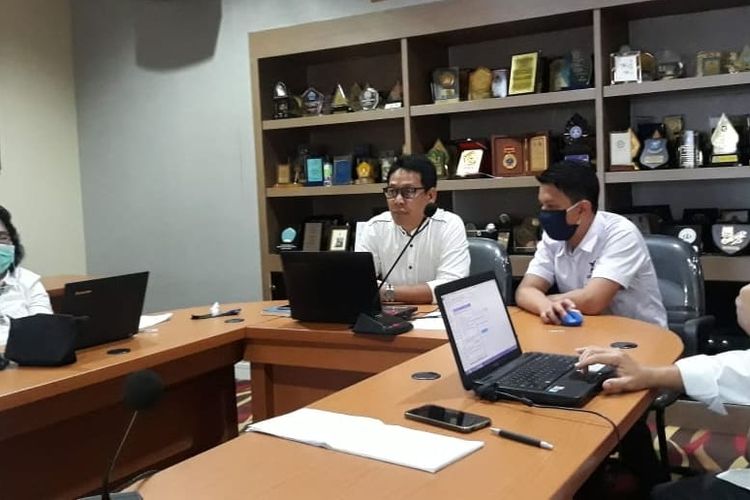 Kepala LLDikti Wilayah III, Prof. Agus Setyo Budi dan tim LLDikti Wilayah III tetap melakukan evaluasi dan monitoring kegiatan perguruan tinggi selama pandemi Covid-19 (27/4/2020).