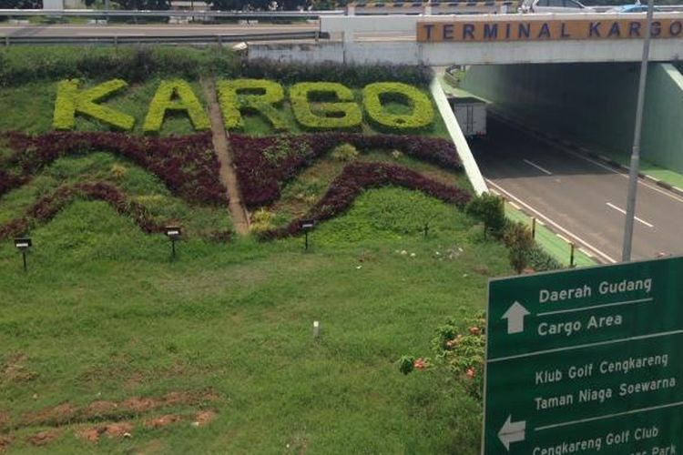 Akses masuk menuju Terminal Kargo Bandara Soekarno-Hatta, Tangerang, Rabu (27/1/2016). 


