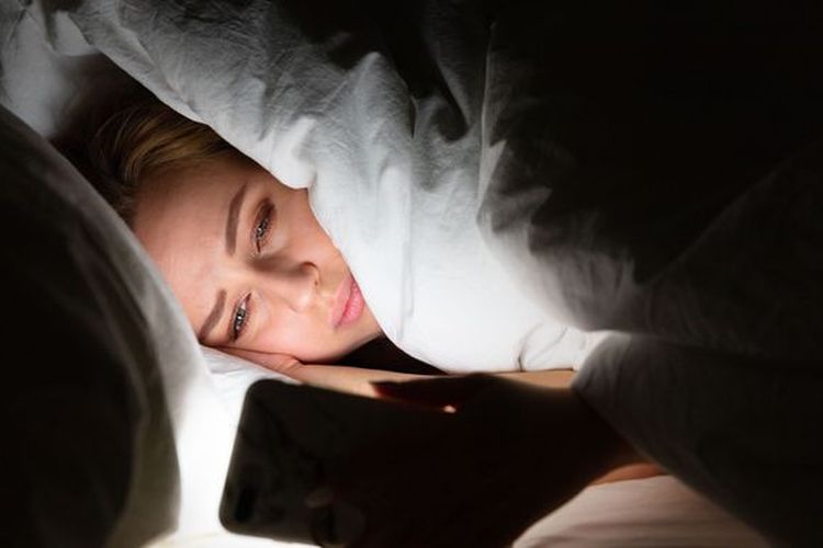 Dampak Main HP Sebelum Tidur yang Penting Dihindari Halaman all