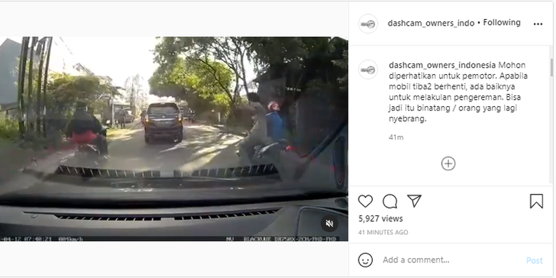 Kecelakaan antara pejalan kaki dengan pengendara sepeda motor akibat pengendara sepeda motor menganggap mobil di depannya mengerem pertanda kesempatan untuk menyalip.