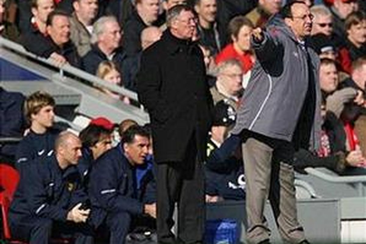 Manajer Liverpool, Rafael Benitez (kanan) dan manajer Manchester United, Sir Alex Ferguson (kiri).