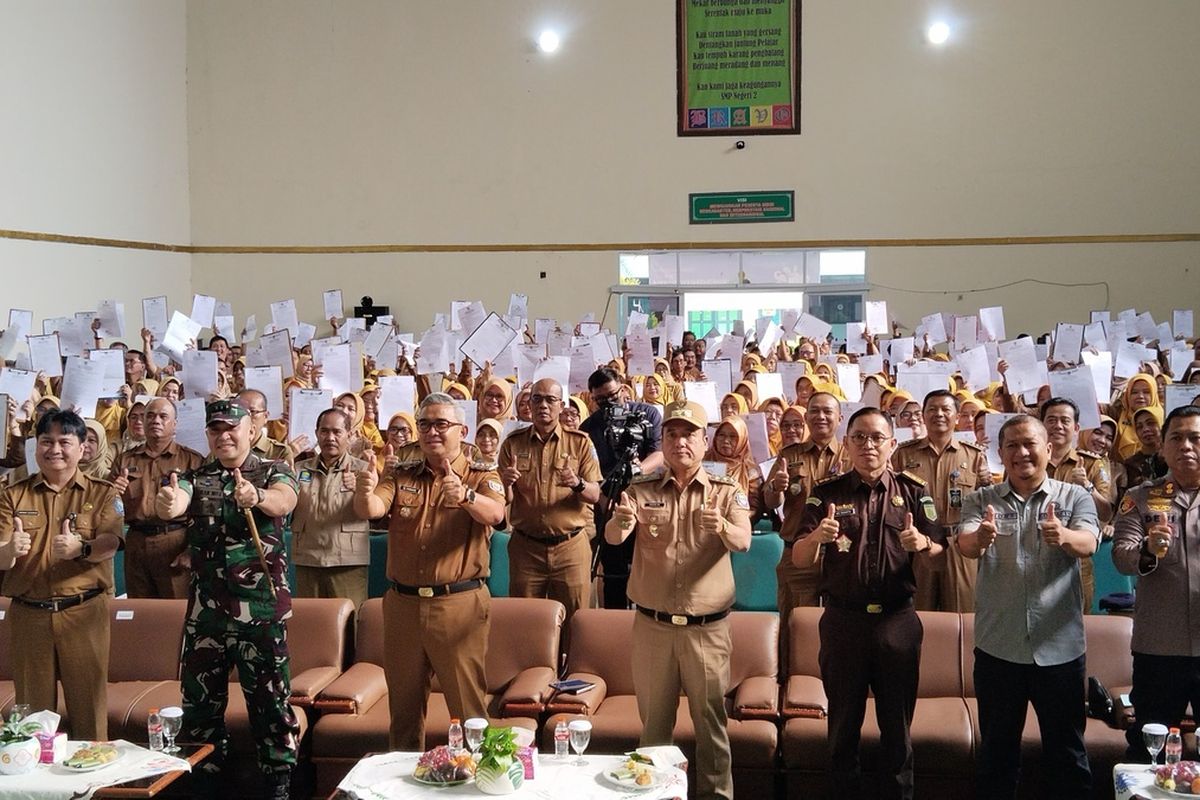 Wali Kota Bandung, Muhammad Farhan, bersama ratusan orang kepala sekolah mulai dari tingkat Sanggar Kegiatan Belajar (SKB), Taman Kanak-kanak (TK) Negeri, Sekolah Dasar (SD) Negeri, hingga Sekolah Menengah Pertama (SMP) Negeri, menandatangani Pakta Integritas di Aula SMP Negeri 2 Kota Bandung, Jalan Sumatera, Sumur Bandung, Kota Bandung, Jawa Barat, Selasa (24/6/2025).