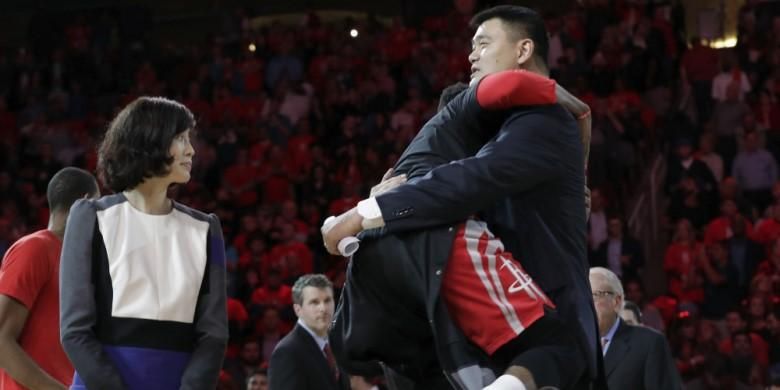 Yao Ming mendapat sambutan dari mantan trekannya di Houston Rockets, James Harden