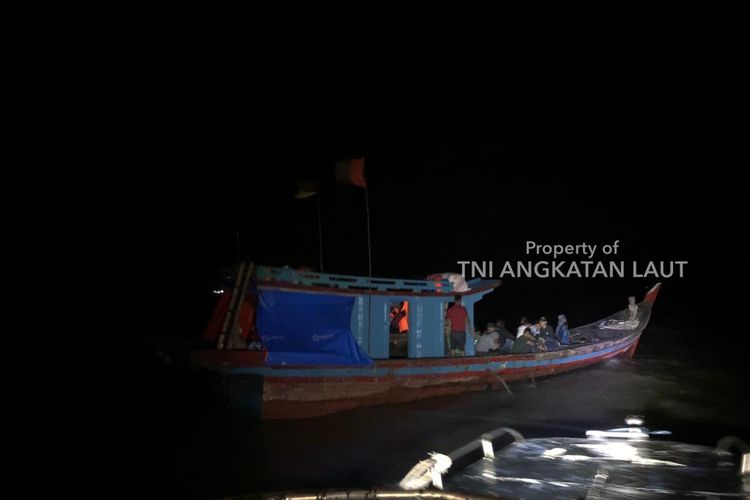 Prajurit Pangkalan TNI Angkatan Laut (Lanal) Tanjung Balai Asahan menggagalkan upaya penyelundupan 52 pekerja migran ilegal dengan tujuan Malaysia di sekitar muara Sungai Asahan, Kabupaten Asahan, Sumatera Utara, Jumat (7/1/2022) dini hari.