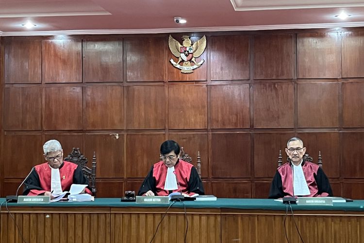 Ketua Majelis Hakim Nelson Pasaribu dengan anggota Tony Pribadi dan Sugeng Hiyanto mengadili sidang putusan banding terdakwa Hendra Kurniawan dalam perkara obstruction of justice atau perintangan penyidikan kasus pembunuhan berencana terhadap Nofriansyah Yosua Hutabarat atau Brigadir J di Pengadilan Tinggi (PT) DKI Jakarta, Rabu (10/5/2023).