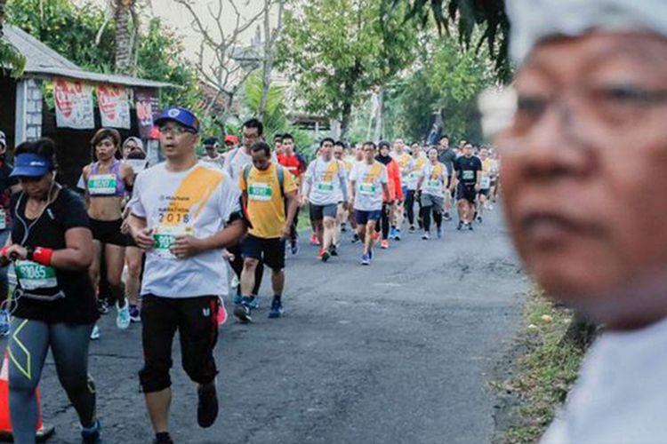 Para peserta Maybank Bali Marathon 2018 merasakan suasana khas Pulau Dewata saat berlomba, 9 September 2018. (TABLOID BOLA/HERKA YANIS PANGARIBOWO)