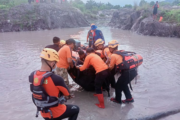Evakuasi bocah laki-laki yang tewas tenggelam di Kolong Rambak, Jelitik, Bangka, Rabu (14/12/2022).