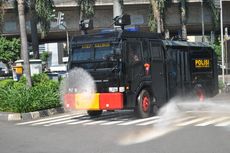 Polres Jakarta Barat bersama Satpol PP dan TNI Lakukan Penyemprotan Disinfektan