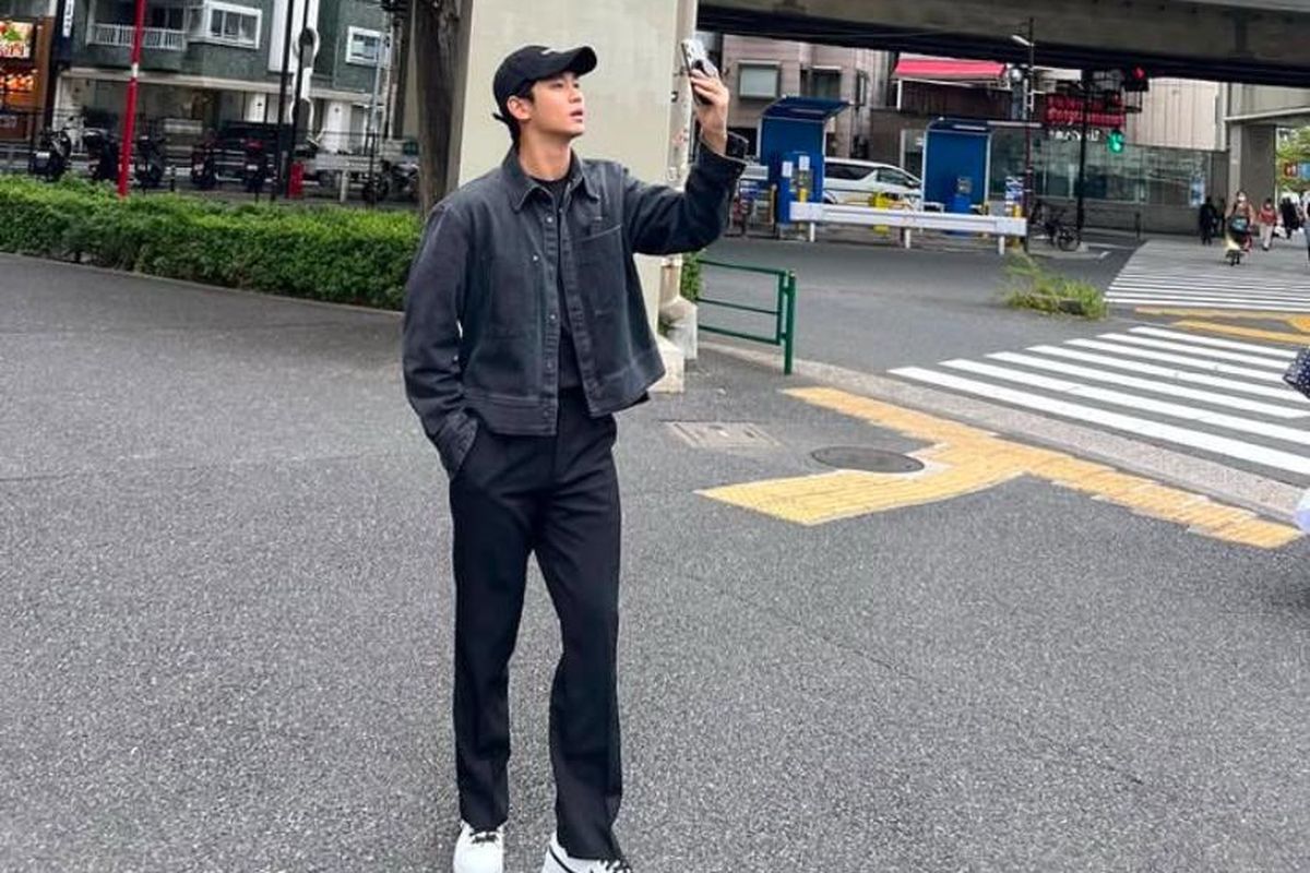 Kim Soo Hyun memakai outfit jaket denim dengan warna gelap