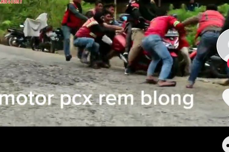 Seorang pengendara sepeda motor Honda PCX mengalami rem blong saat turun di tanjakan ekstrem Krakalan, Wonosobo