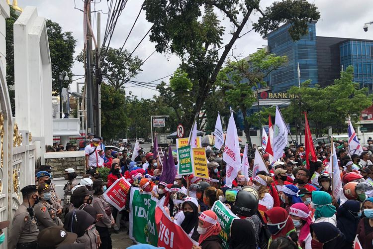 Buruh yang mengatasnamakan Aliansi Gerakan Buruh Maksimal berunjuk rasa di depan Kantor Gubernur Sumatera Utara di Jalan Diponegoro, Medan, Senin (6/12/2021).