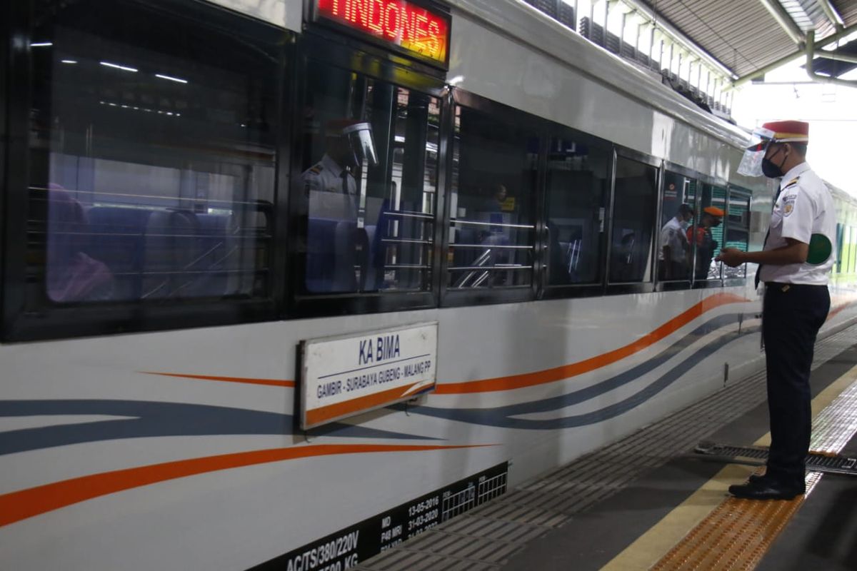 Petugas tengah bersiap memberi aba-aba untuk berjalan KA Bima di Stasiun Gambir, Jakarta.