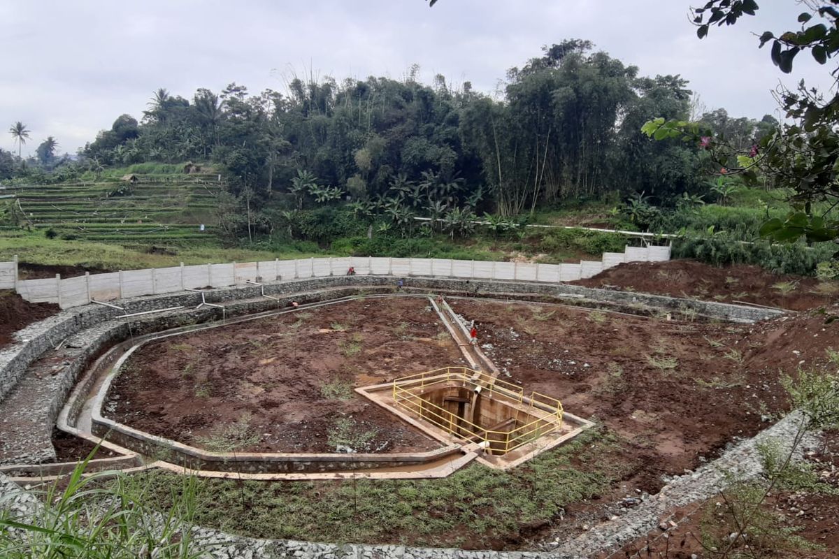 Pekerjaan penanganan longsor di Jalan Tol Cipularang Km 118+600.