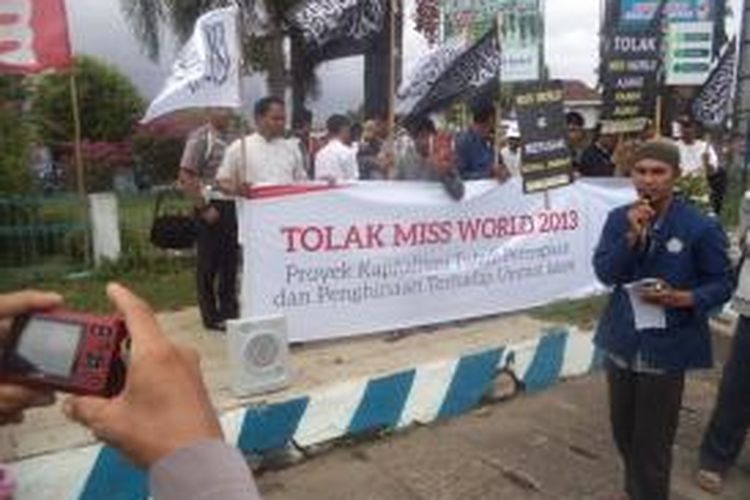 Ratusan aktifis gabungan Hizbutahrir Indonesia dan KAMMI Bengkulu menggelar aksi di Simpang Lima, Kota Bengkulu menentang ajang miss world 2013 di Bali