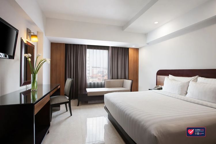 Kamar tipe Deluxe di Hotel Santika Premiere Semarang, salah satu hotel di Semarang dekat Simpang Lima.